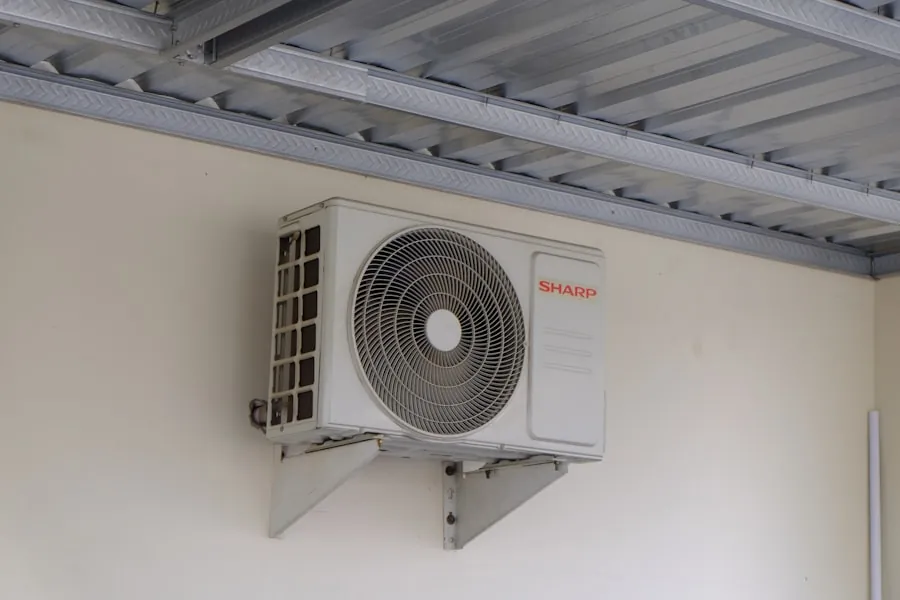 長年使用されたエアコンの室外機